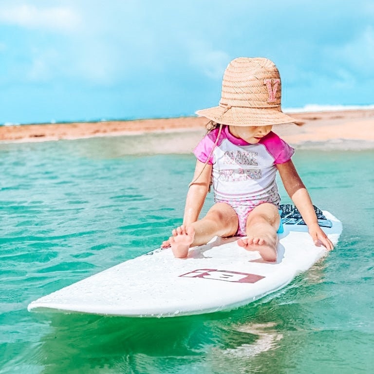 Personalized straw sun hat with initial for kids, featuring chenille letter design, perfect for toddlers and beach outings.